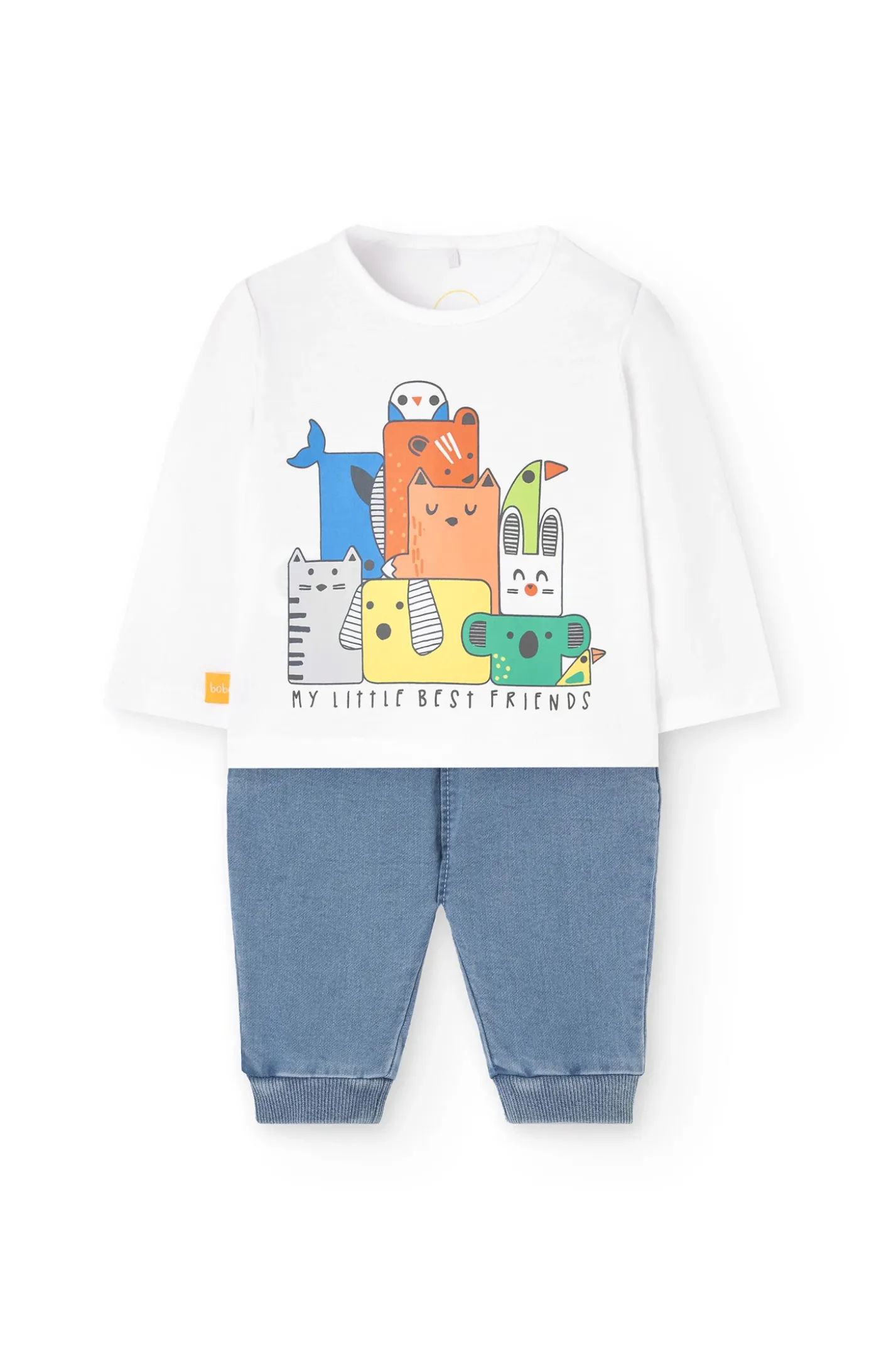 Set di maglietta e pantaloni in maglia per neonato di colore bianco.