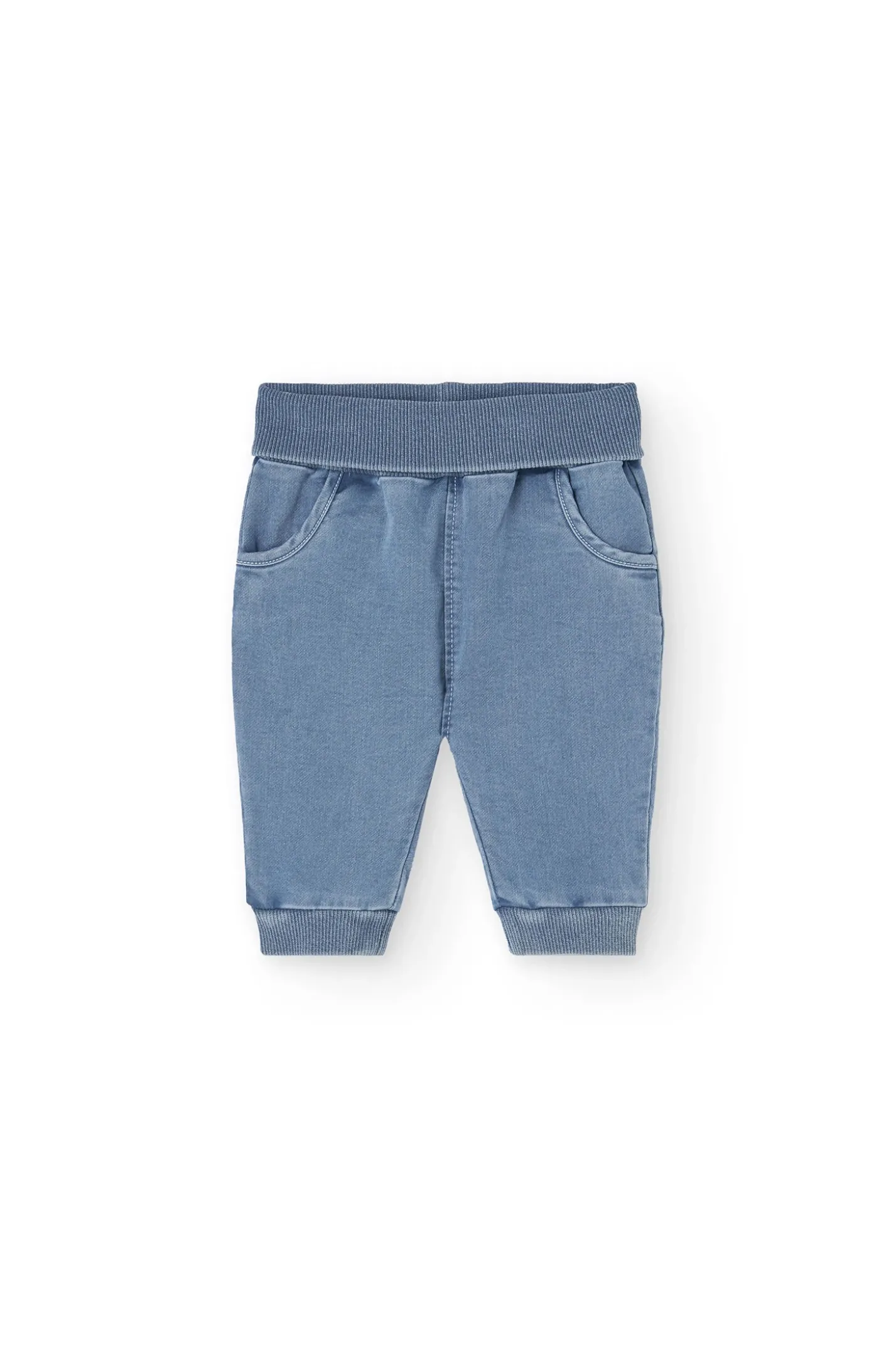Set di maglietta e pantaloni in maglia per neonato di colore bianco.