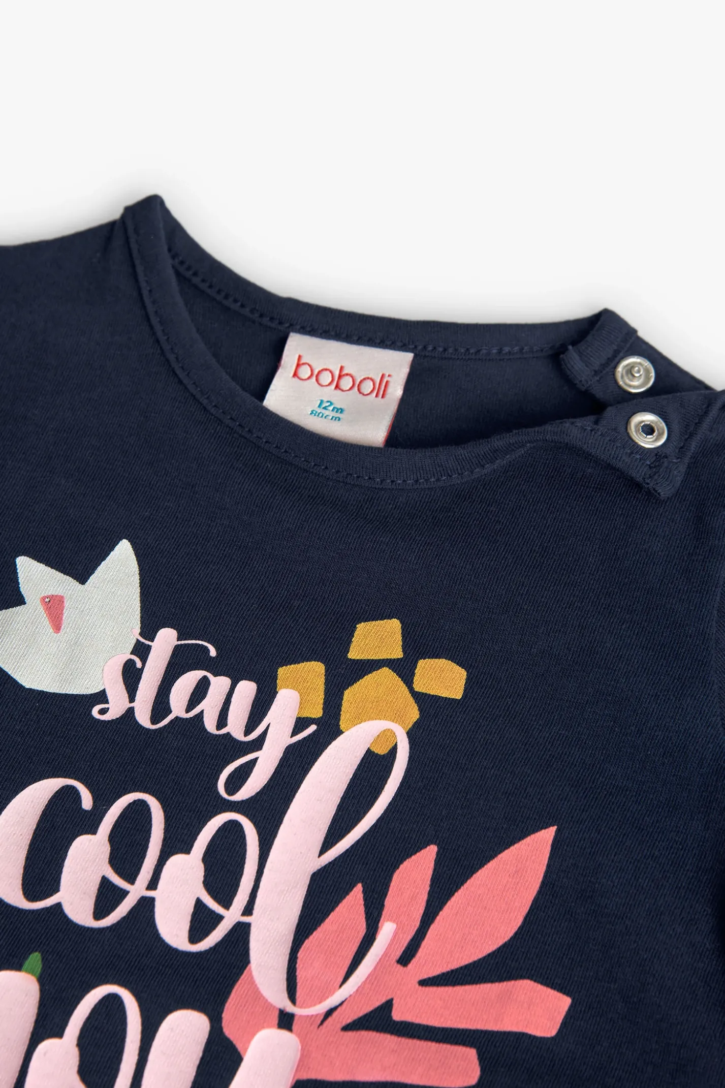 Set di maglietta e pantaloncini in maglia per neonata nei colori blu navy e rosa.