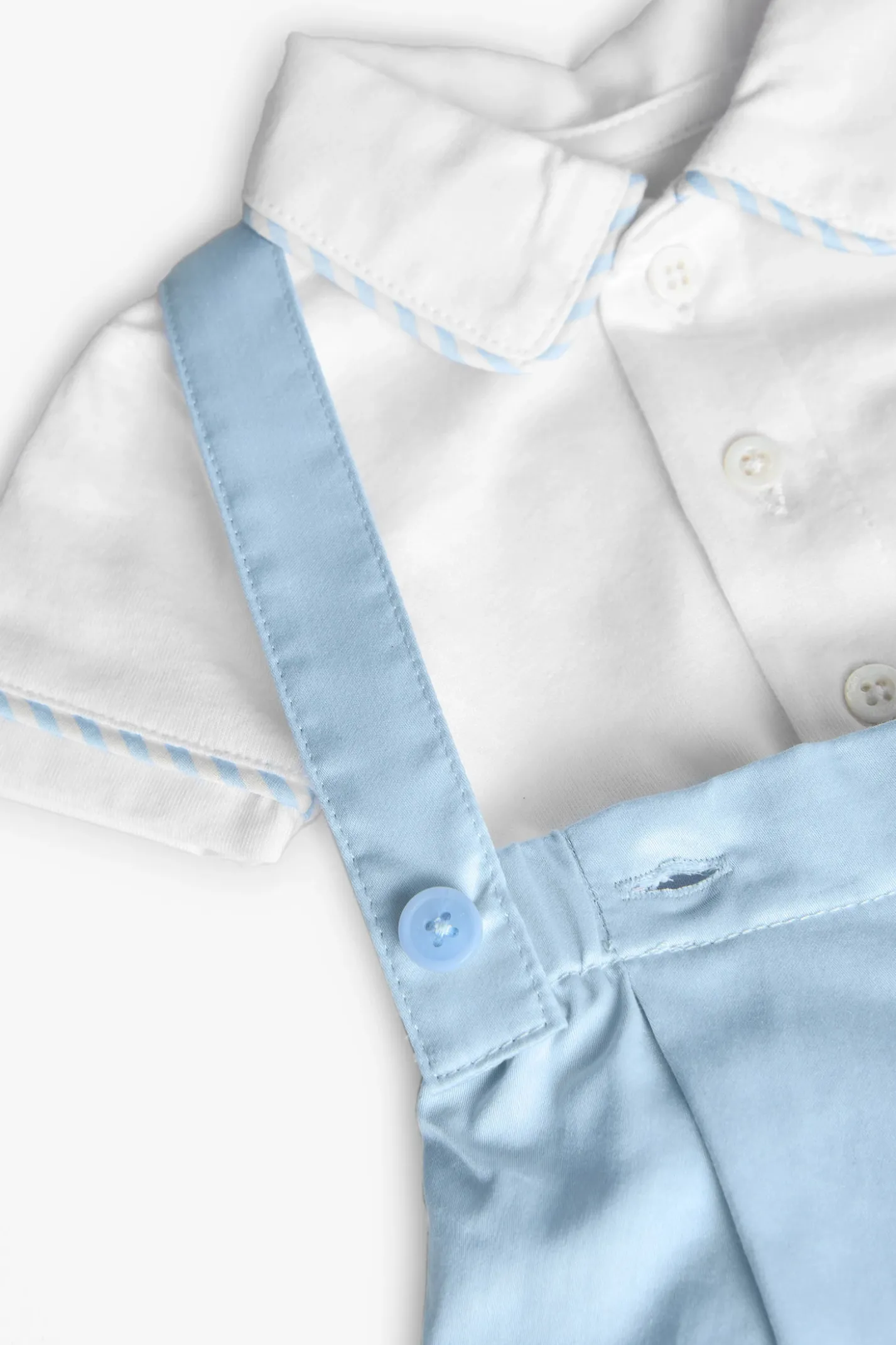 Set di maglietta e pantaloncini in maglia per neonato di colore blu.