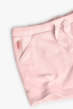 Set di maglietta e pantaloncini in maglia per neonata nei colori blu navy e rosa.