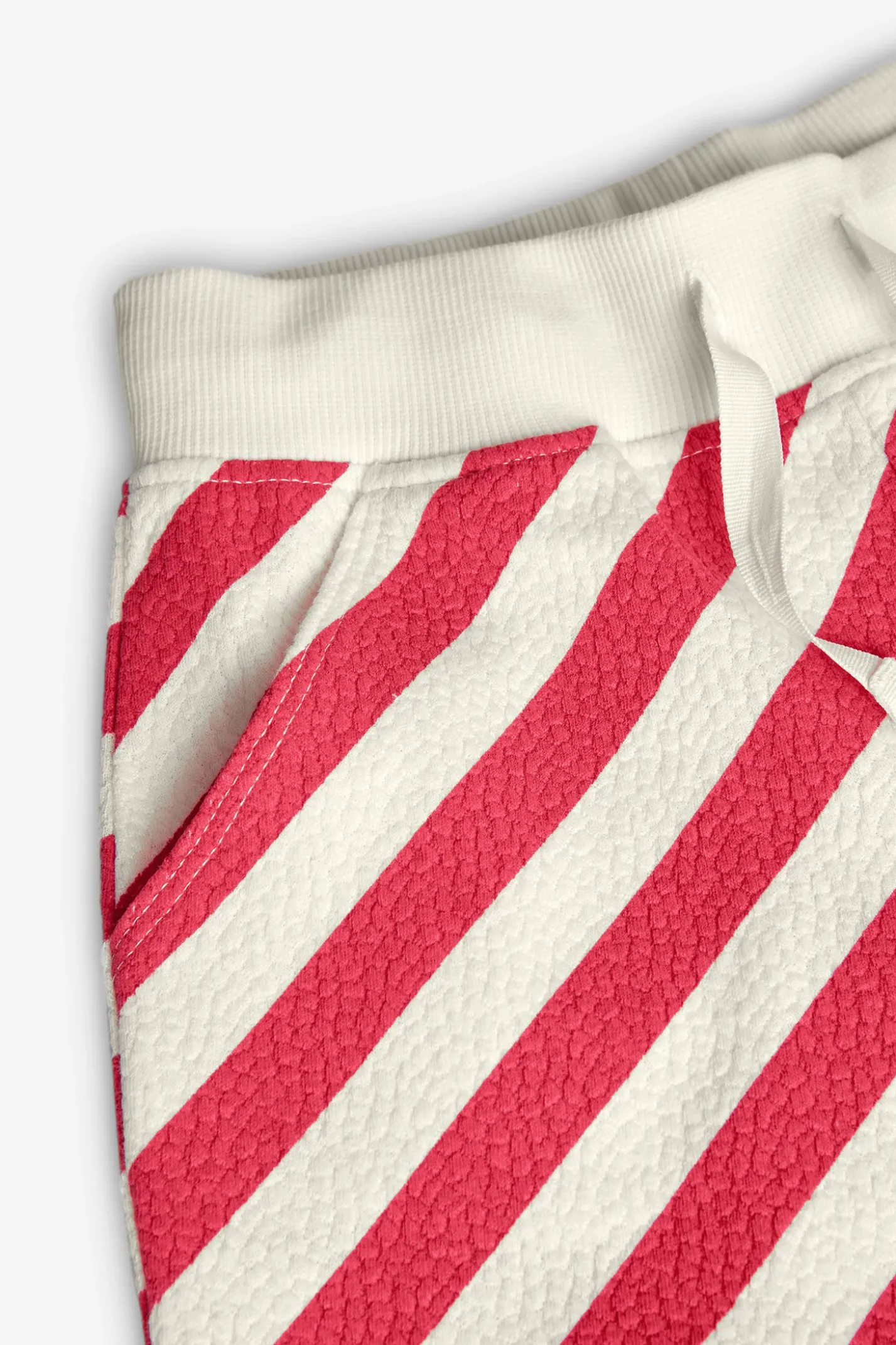 Short lavorati a maglia con motivo in rilievo per bambina in rosso e bianco.