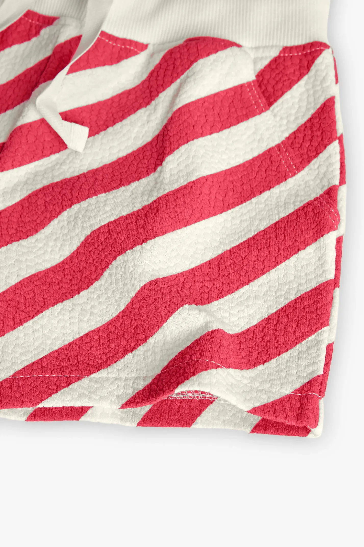Short lavorati a maglia con motivo in rilievo per bambina in rosso e bianco.