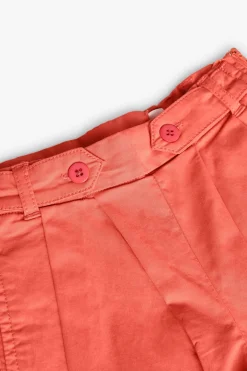 Shorts di raso da bambina di colore rosso
