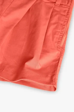 Shorts di raso da bambina di colore rosso