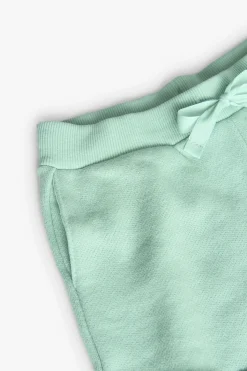 Shorts in felpa per bambina di colore verde.