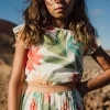 Tuta di chiffon plissettato per bambina con motivo floreale nei colori rosa e verde.