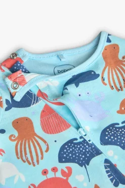 Tutina in maglia per neonato di colore blu con stampa di motivi marini.