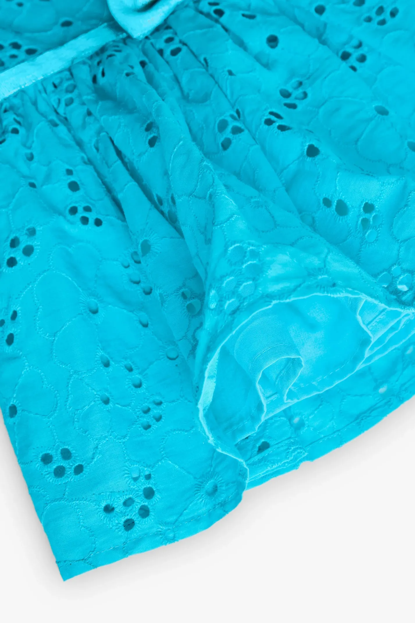 Vestito in batista per neonata ricamato in colore blu.